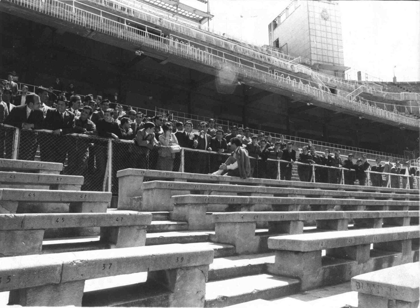 Vista interior de las gradas del estadio Santiago Bernabéu en los años 60.