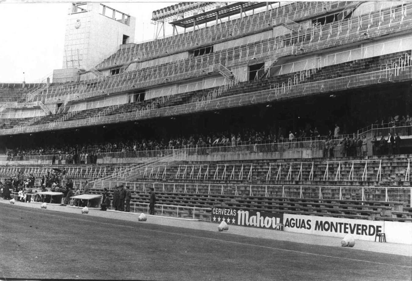 Vista interior de las gradas del estadio Santiago Bernabéu en los años 60.