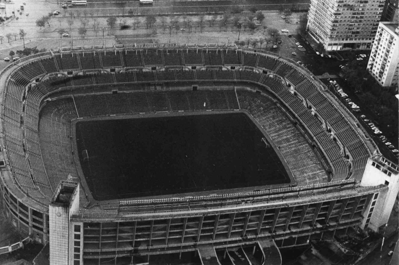 En marzo de 1957 el estadio tuvo iluminación en las gradas y accesos. El Real Madrid ya podía jugar de noche. Para hacerlo oficial se jugó un partido amistoso contra el Sport do Club Recife (campeón brasileño) el 18 de mayo de 1957.