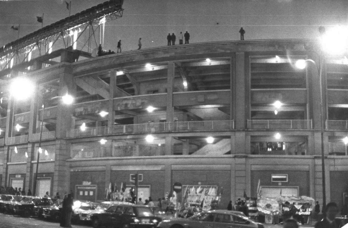 La siguiente gran remodelación del estadio Santiago Bernabéu fue de cara al Mundial de fútbol de España en 1982. Se modernizaron la fachada, todos los accesos y los vetuarios.