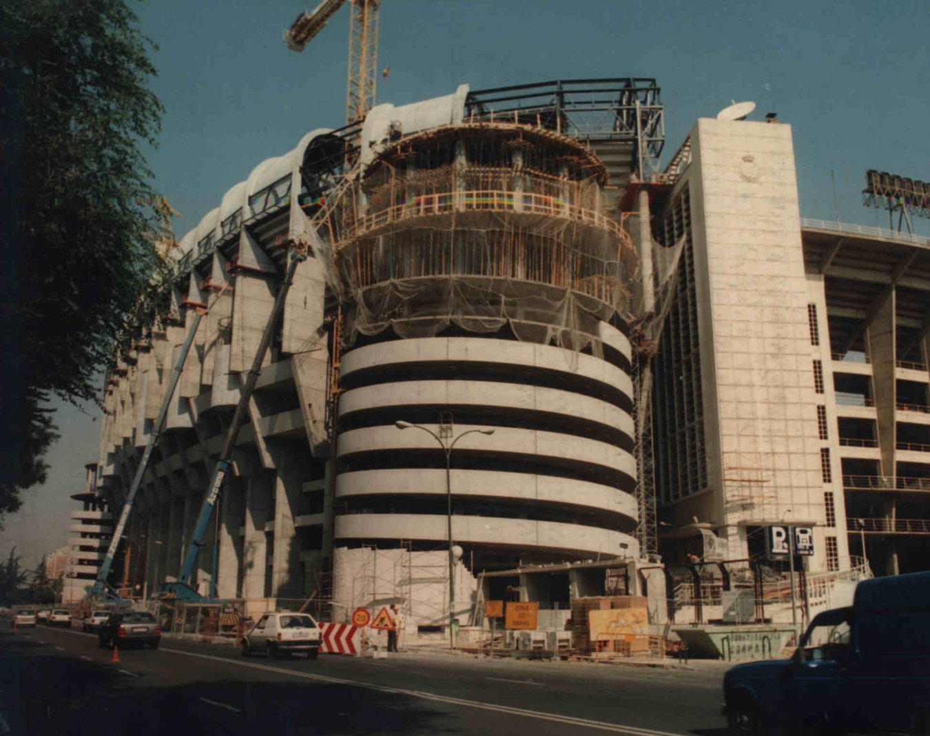 Para acceder a las nuevas gradas y una mejor evacuación se construyeron cuatro torres en el exterior del estadio dotadas de dos escaleras centrales y una rampa helicoidal.
