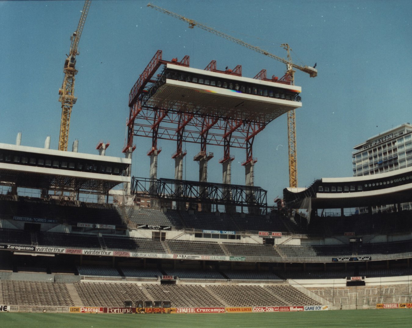 Durante los primeros años de los noventa el estadio sufrió varias ampliaciones de las tribunas bajas y altas hasta llegar a los 106.000 espectadores, para compensar la pérdida de capacidad exigida para el Mundial de 1982.