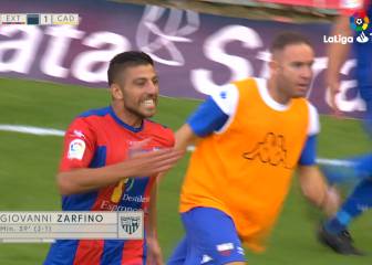 Remontada express del Extremadura que hunde al Cádiz