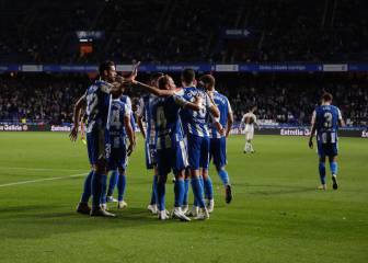 Carlos Fernández fulmina al Elche con un hat-trick y deja al Depor segundo