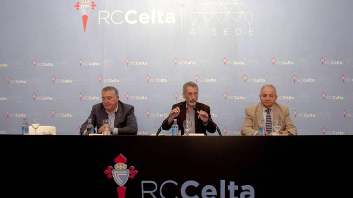 Carlos Mouriño, presidente del Celta, acompañado por sus dos vicepresidentes antes de una rueda de prensa en la sede del club.