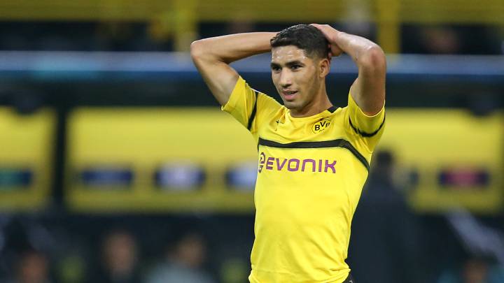 El lateral marroquí del Borussia Dortmund, Achraf Hakimi, durante un partido.