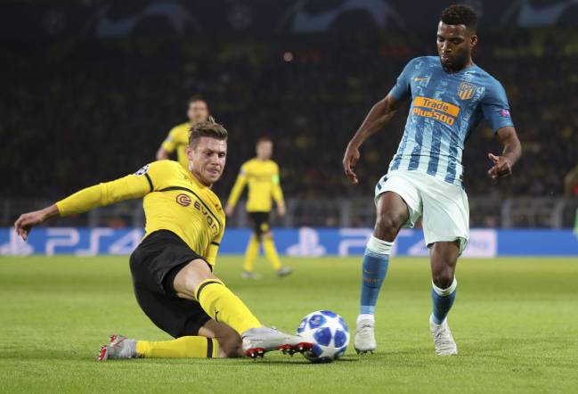 Thomas Lemas disputa un balón con Lukasz Piszczek en el Dortmund-Atlético de Champions.