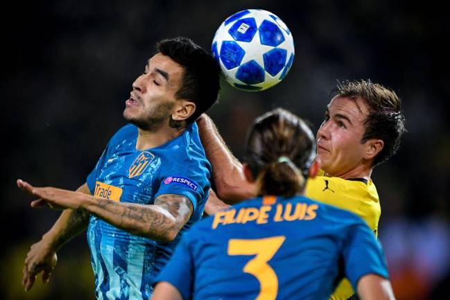 Correa golpea con la cabeza un balón en Dortmund.