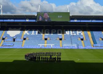 Jugadores y familia homenajean en el estadio al presidente del Leicester fallecido