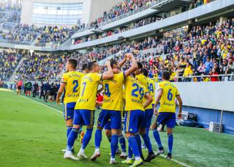El Cádiz se da un homenaje tras el descanso y sale del descenso