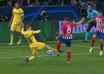Piszczek cometió penalti sobre Saúl y debió ver amarilla