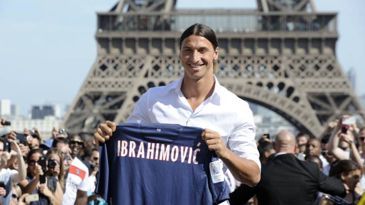 Zlatan Ibrahimovic posa con la camiseta del PSG el día de su presentación