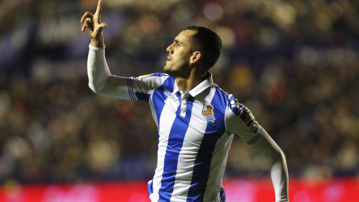 Juanmi celebra un gol con la Real Sociedad.