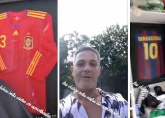 El madridista Alejandro Sanz exhibe su colección: 3 camisetas del Barça y 0 del Madrid