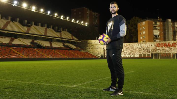 Jordi Amat posa para As en el estadio de Vallecas. 