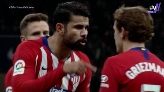 Diego Costa dirigiéndose a Griezmann diciéndole "Yo soy tu compañero, no él [Umtiti]".