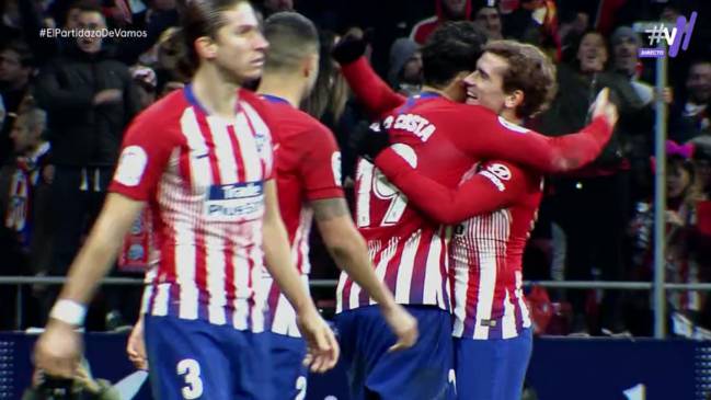 Diego Costa y Antoine Griezmann se abrazan tras el gol del hispanobrasileño.