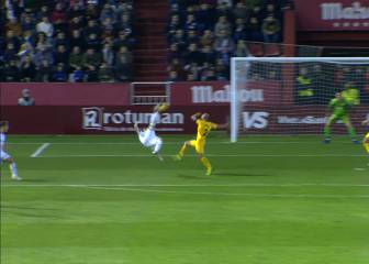 ¡Sus compañeros se llevaron las manos a la cabeza! Remate de chilena candidato a gol del año