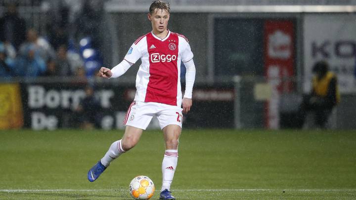 El centrocampista holandés del Ajax, Frenkie de Jong, durante un partido.