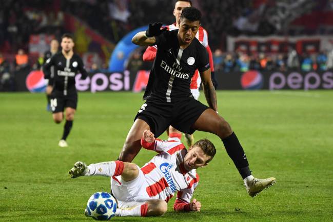 Presnel Kimpembe pugna por un balón en el partido ante el Estrella Roja.