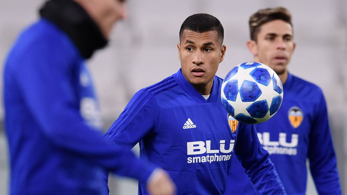 Murillo: Barcelona set to seal loan deal for Valencia defender