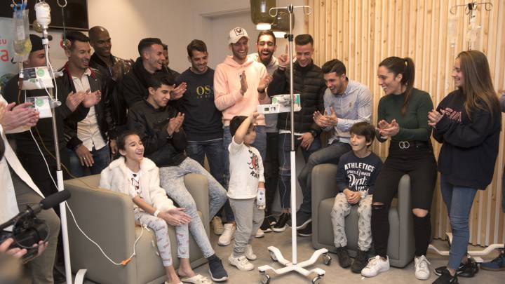 El Espanyol recupera la sonrisa
en su visita a los hospitales