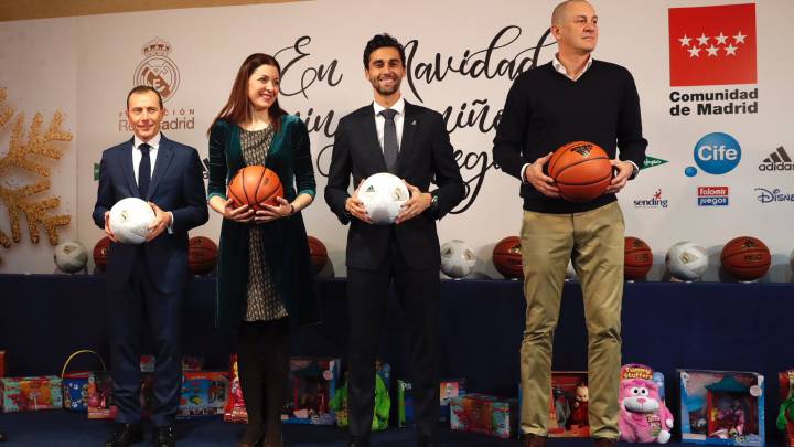 El Real Madrid presentó en el Santiago Bernabéu la campaña 'En Navidad, ningún niño sin regalo'.