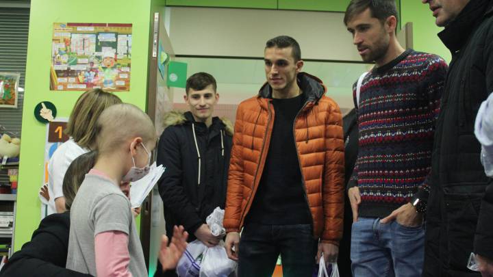 Jugadores del Real Valladolid visitan a niños hospitalizados