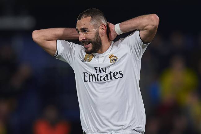 Benzema se lamenta de una ocasión fallada en el partido entre Real Madrid y Villarreal.