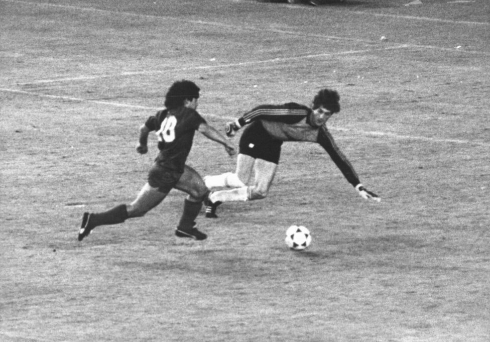 Maradona. El astro argentino fue aplaudido como jugador del FC Barcelona en el Bernabéu el 26 de junio de 1983 tras marcar un gran gol en un contragolpe blaugrana en el que se quedó sólo ante el portero.