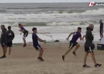 River trabaja en la playa