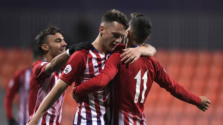 Borja Garcés felicita a Pinchi por su gol en el Atlético B-Adarve (2-0).