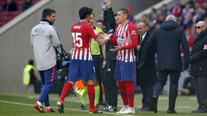 Savic se va lesionado del Atlético-Levante y entra Giménez.