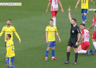 El Almería no supo aprovechar la ventaja de jugar contra diez