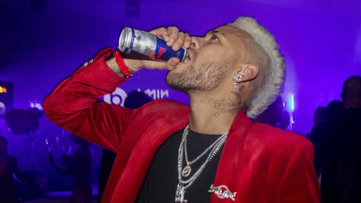 Neymar bebe una lata de Red Bull durante su fiesta de cumpleaños.