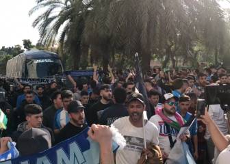 Le costó pasar al autobús del Málaga: recibimiento a lo grande de la afición en La Rosaleda
