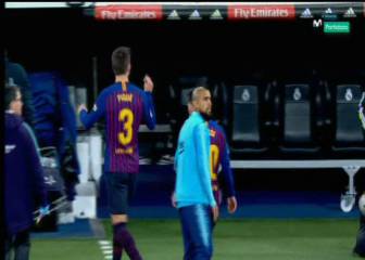 Gesto de Piqué a la grada simulando hablar con la mano