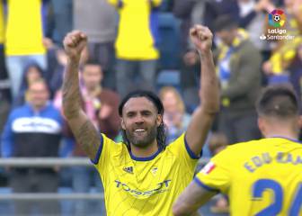 El Cádiz vence con un polémico penalti y aprieta más la zona alta