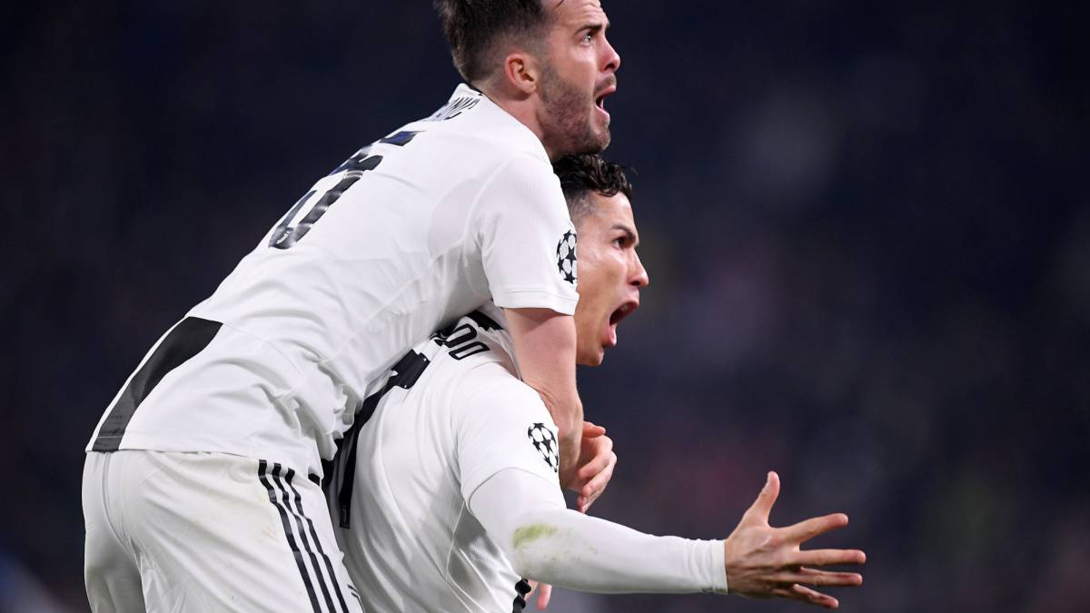 Cristiano celebra con Pjanic uno de sus goles al AtlÃ©tico de Madrid. 