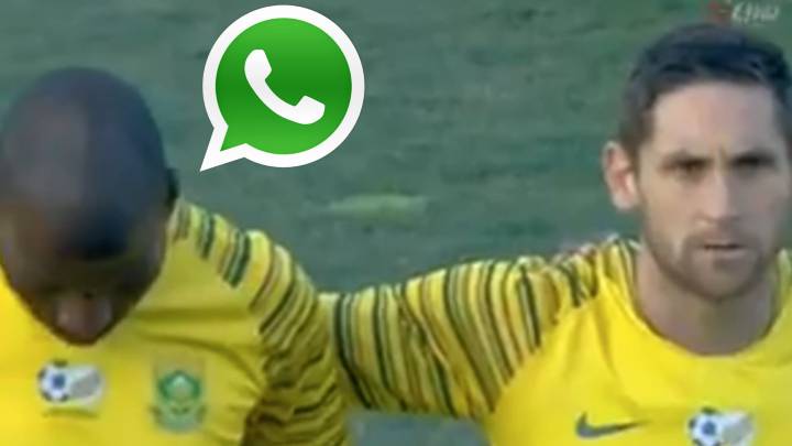 Surrealista: ponen el himno con el móvil y se corta por los whatsapp