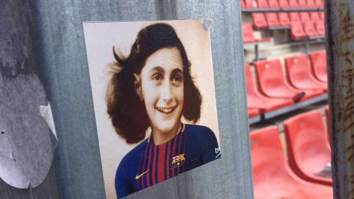 Anna Frank vestida con la camiseta del Barcelona.