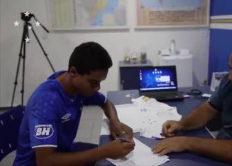 El hijo de Ronaldinho firma con el Cruzeiro su primer contrato profesional