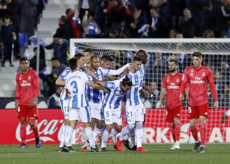 Los jugadores del Leganés celebran el primer gol del partido contra el Real Madrid ante la mirada de Casemiro, Nacho y Valverde.