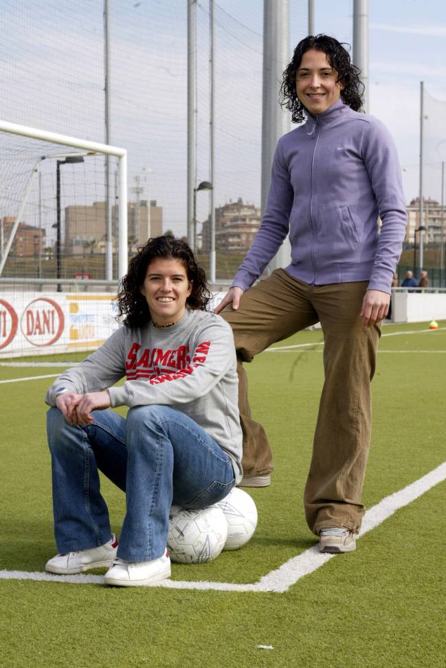 Raquel Cabezón con una jugador del Sabadell.
