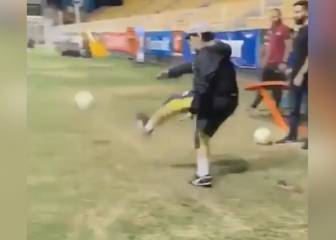 Maradona o cómo acariciar la bola: la zurda de 'El 10' sigue conservando la magia