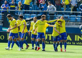 El Cádiz se afianza en el Playoff en el descuento