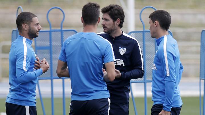 Víctor Sánchez habla con los capitanes del Málaga, Lombán, Ricca y Adrián