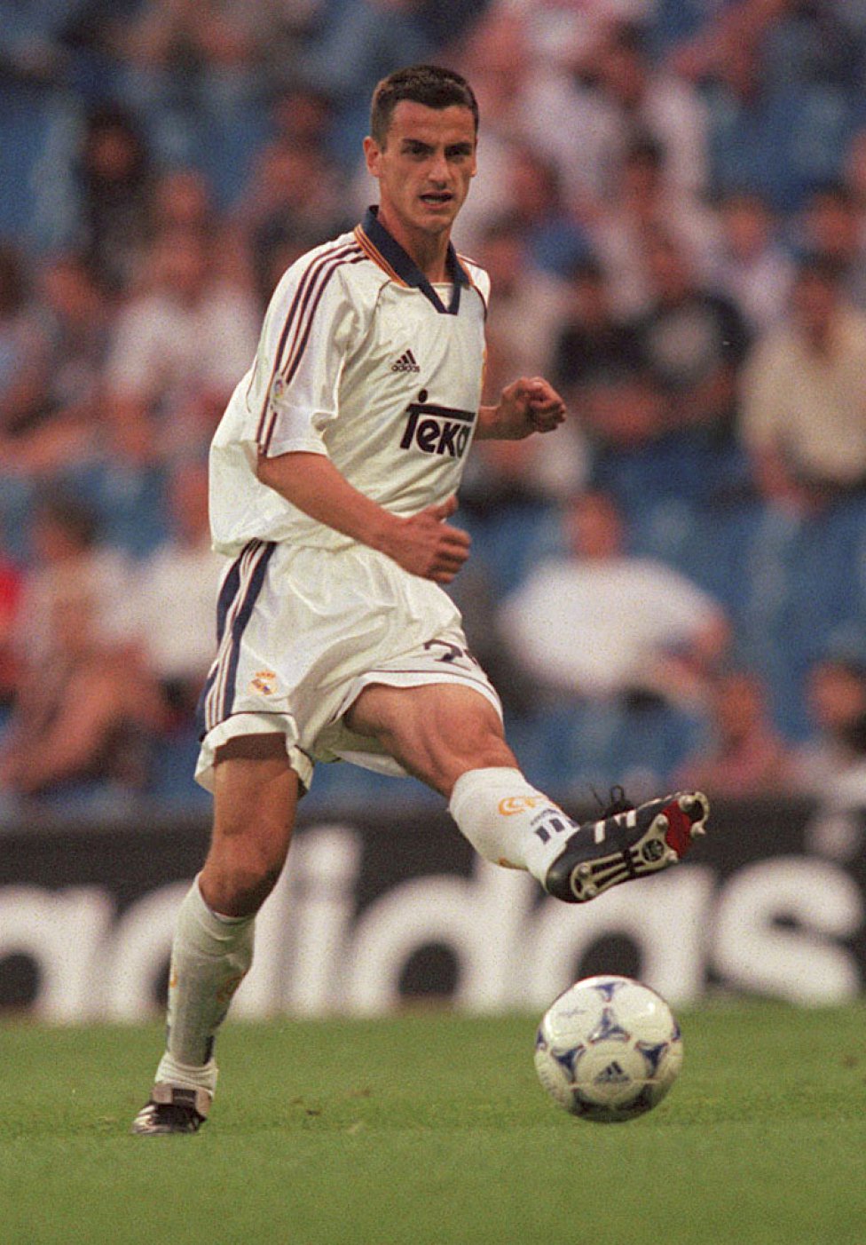 Tena Se formó en las categorías inferiores del Real Madrid antes de debutar con el primer equipo en su única temporada  (99/00). Defendió la camiseta del Getafe desde el 2002 hasta el 2008. 