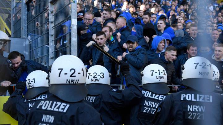 La Policía retiene a los hinchas del Schalke.