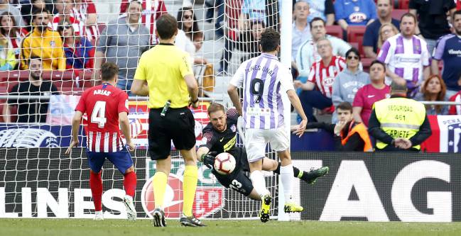 Oblak le sacó este remate de gol a De la Fuente en el Atlético-Valladolid.
